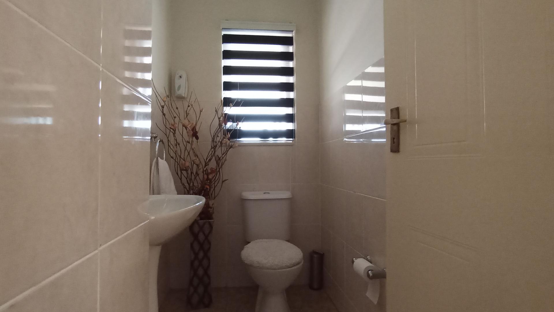 Guest Toilet - 3 square meters of property in Ormonde