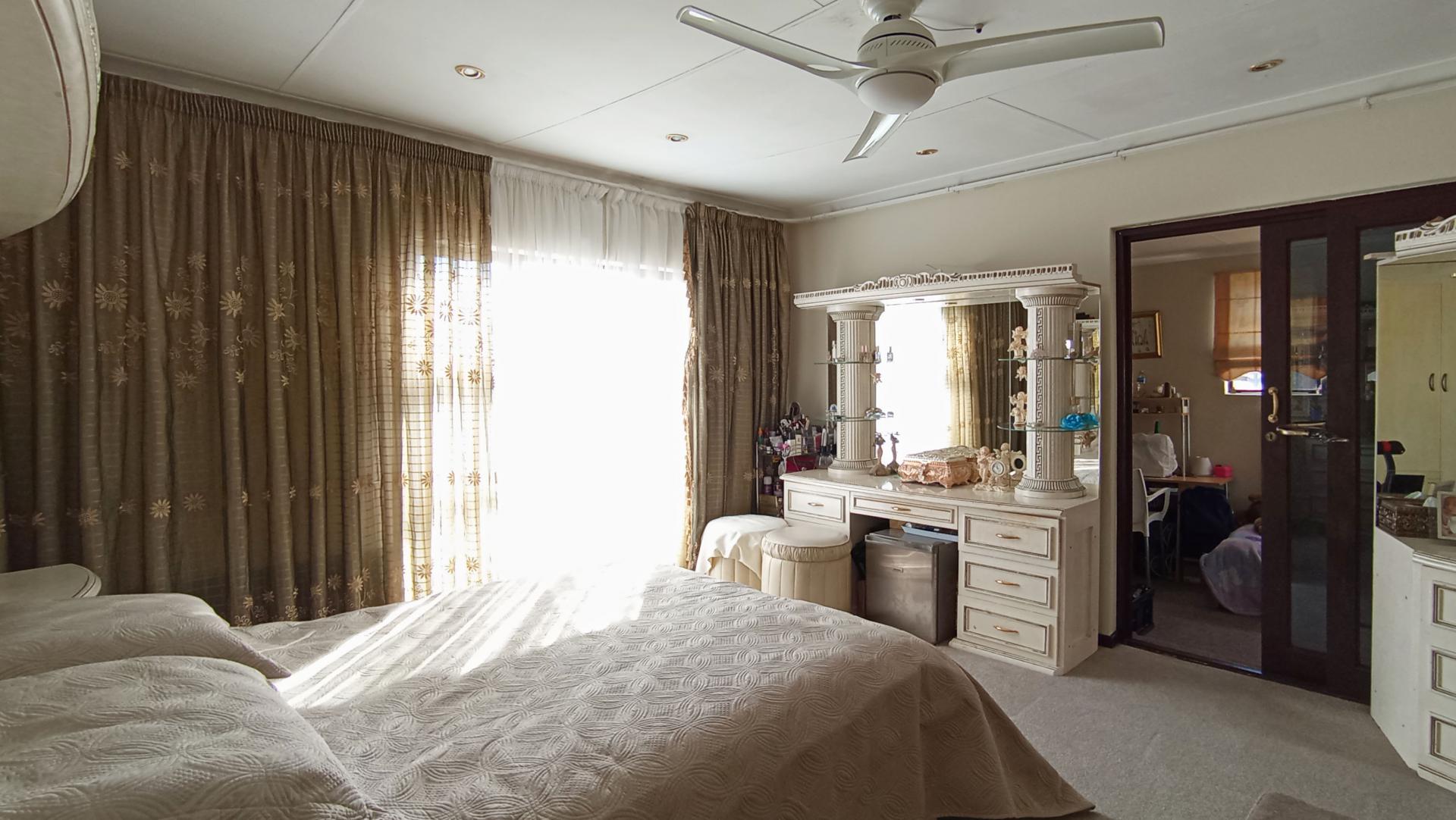 Main Bedroom - 38 square meters of property in Ormonde