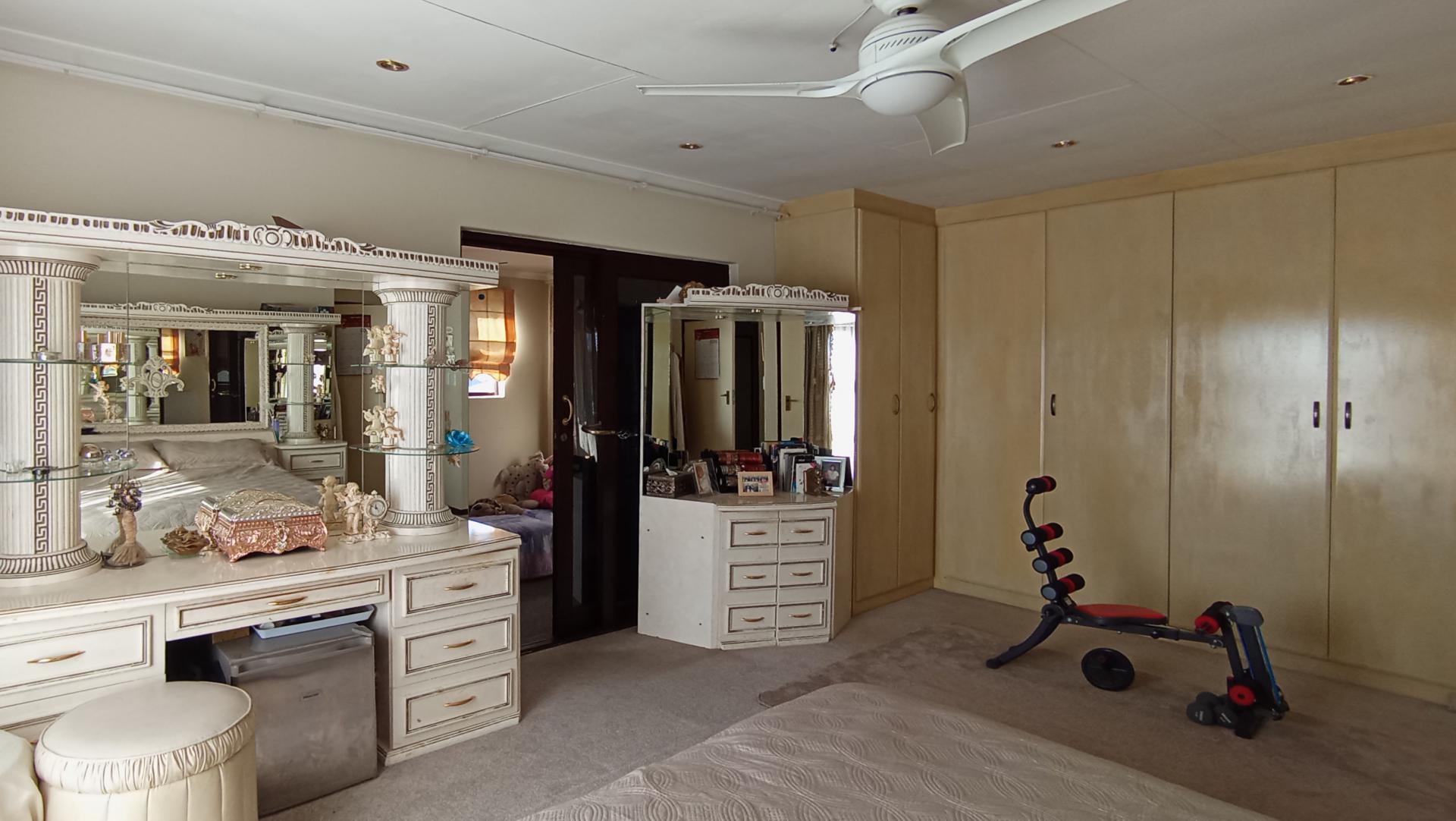 Main Bedroom - 38 square meters of property in Ormonde