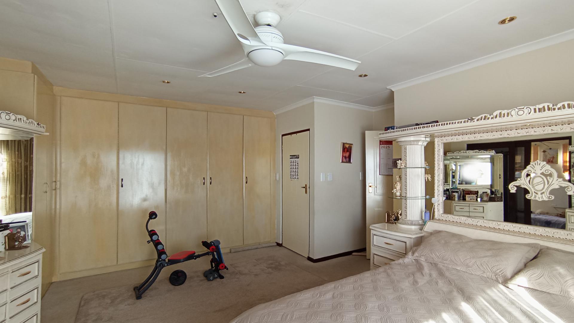 Main Bedroom - 38 square meters of property in Ormonde