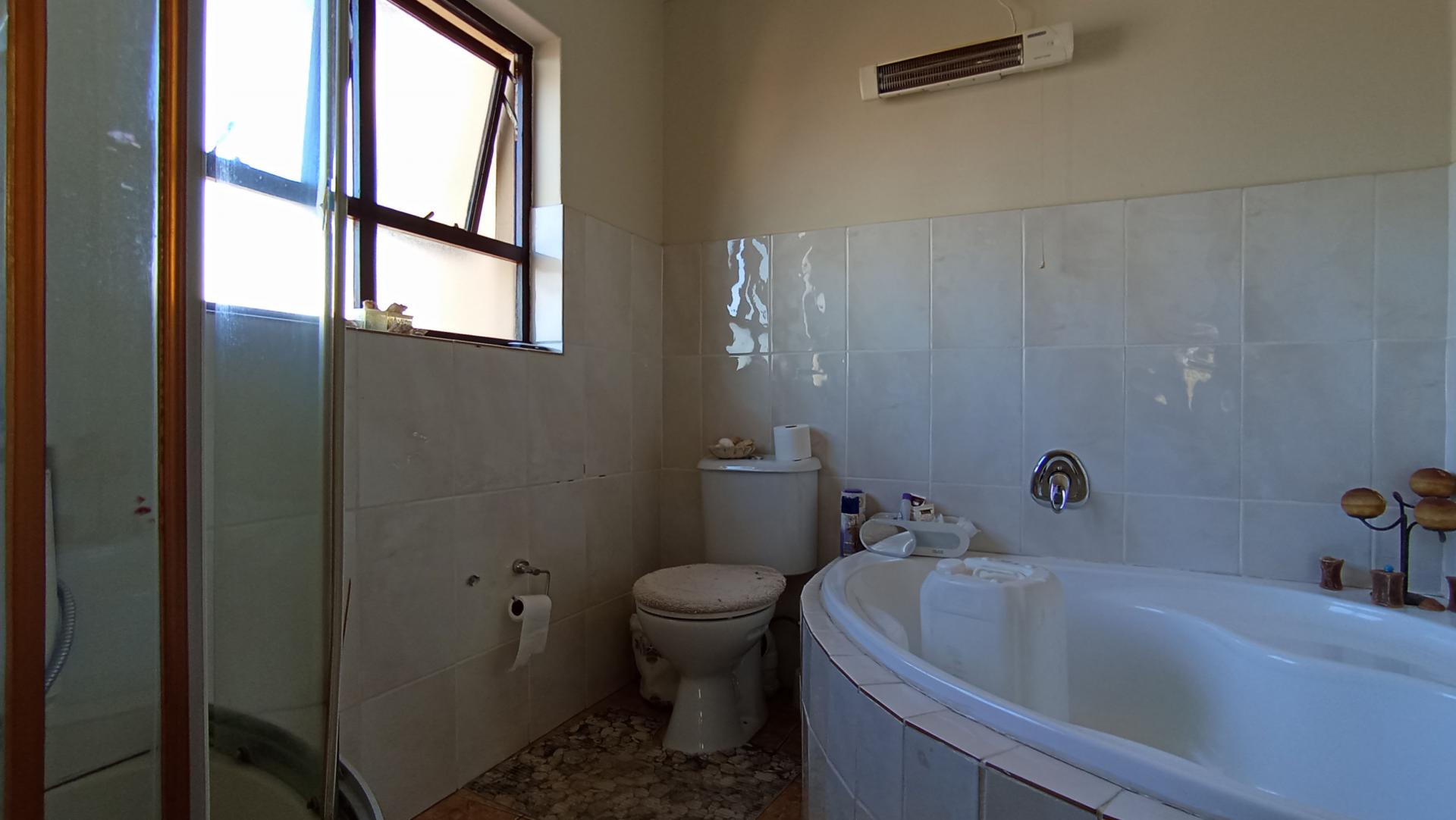 Main Bathroom - 6 square meters of property in Ormonde