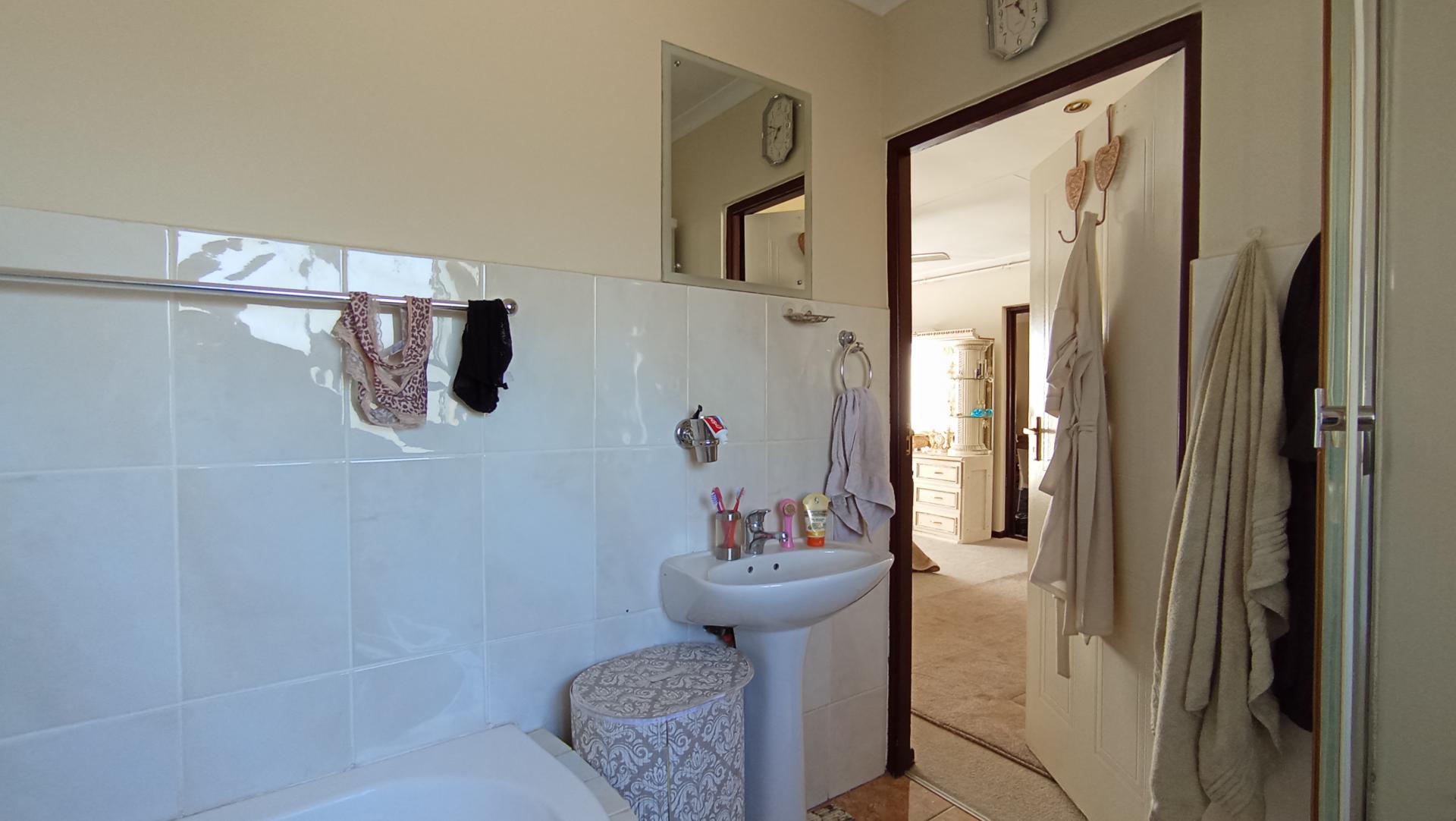Main Bathroom - 6 square meters of property in Ormonde