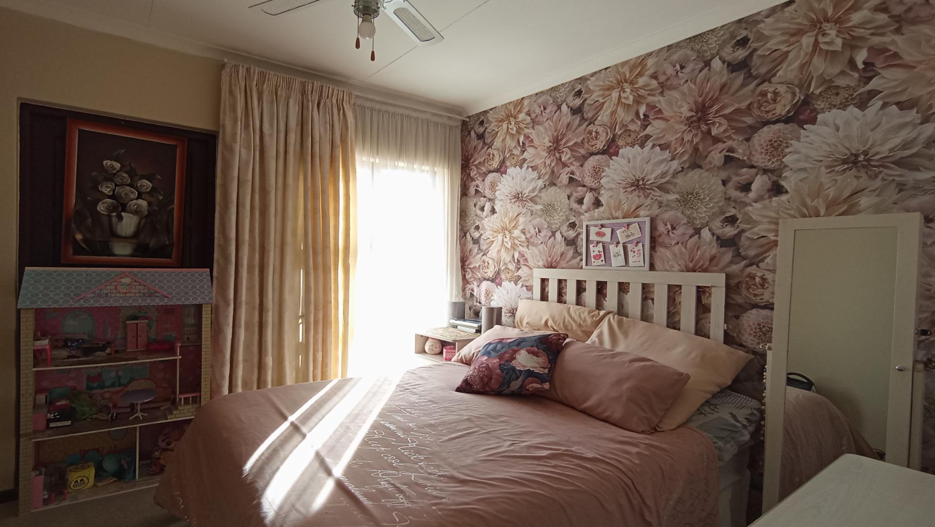 Bed Room 1 - 11 square meters of property in Ormonde