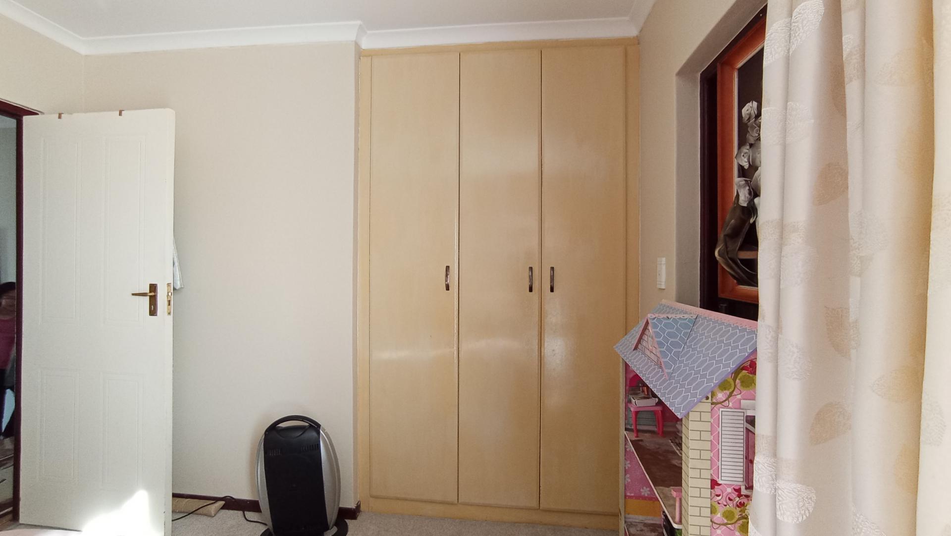 Bed Room 1 - 11 square meters of property in Ormonde