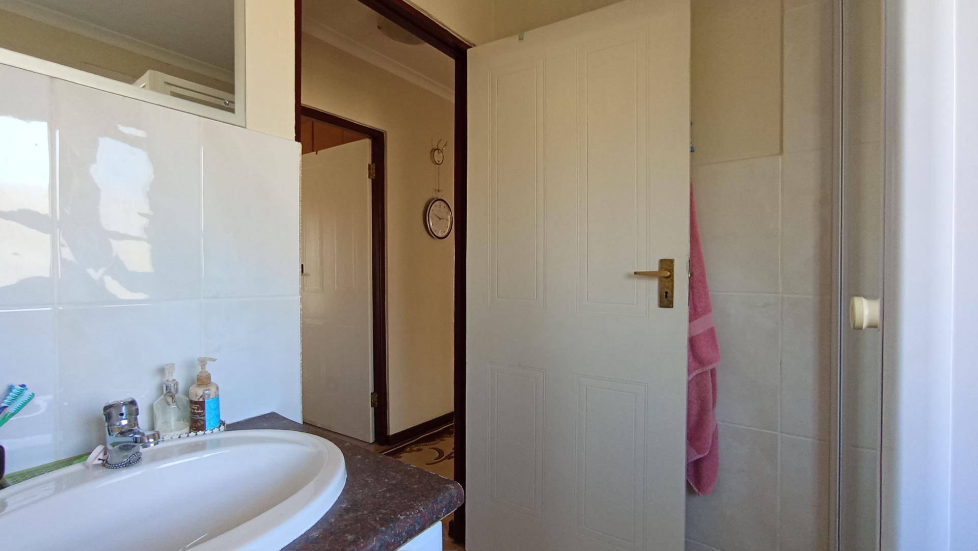 Bathroom 1 - 6 square meters of property in Ormonde