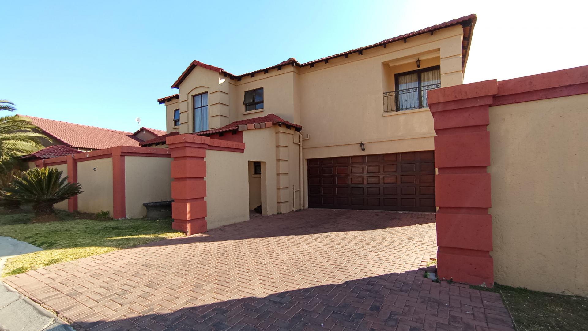 Front View of property in Ormonde