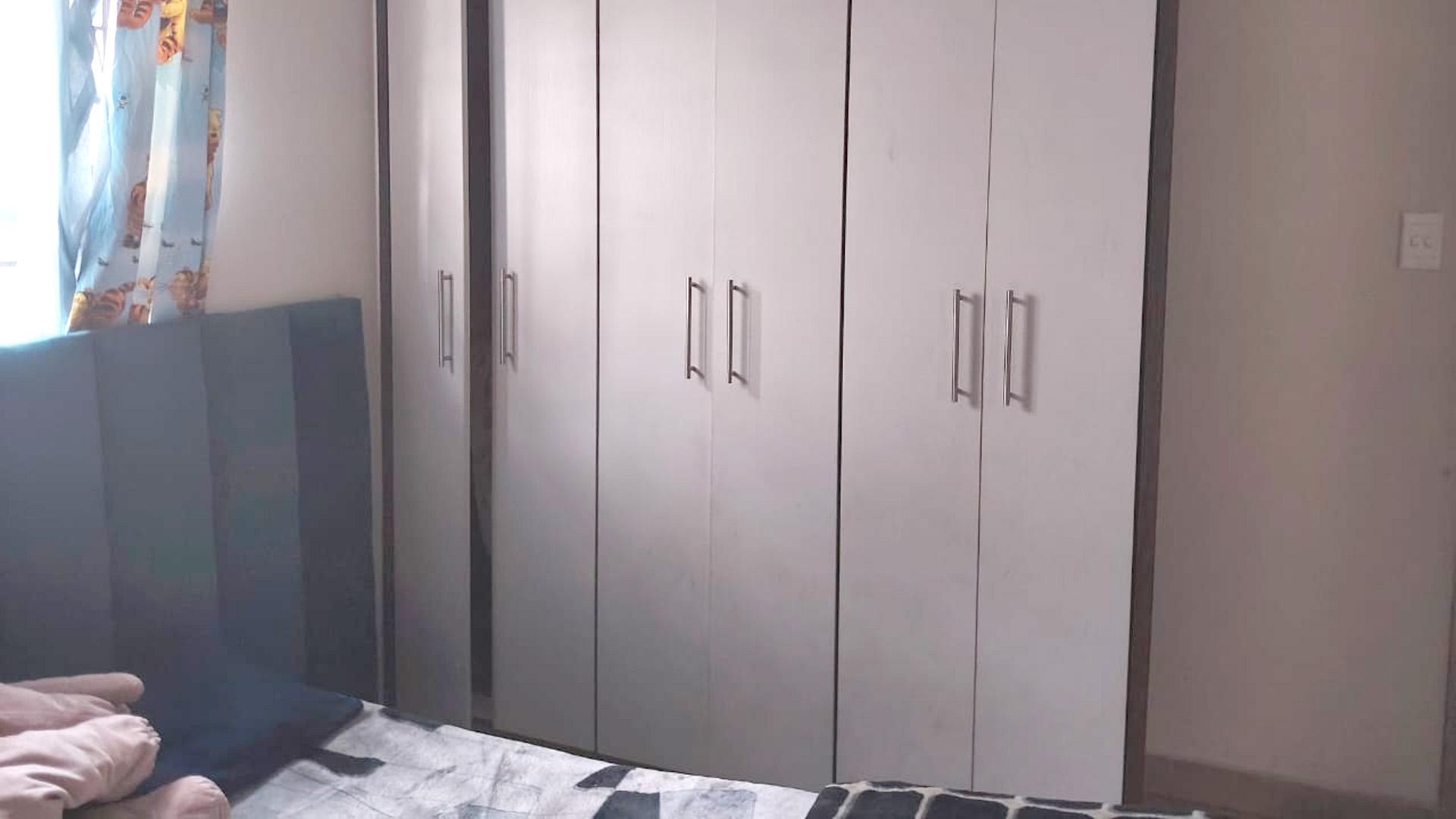 Main Bedroom of property in Albertsdal