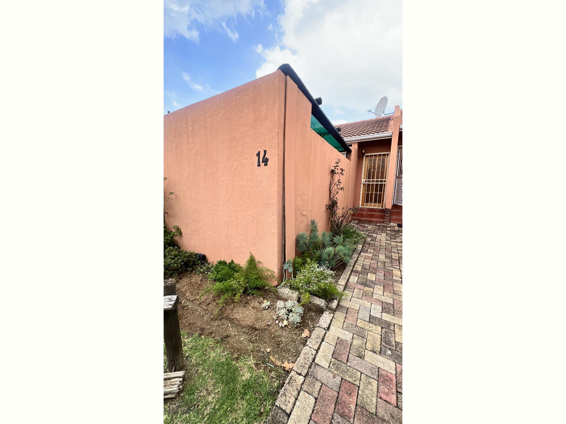  of property in Alan Manor