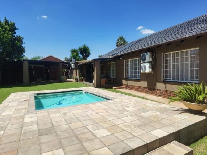 3 Bedroom House for Sale For Sale in Verwoerdpark - MR681375