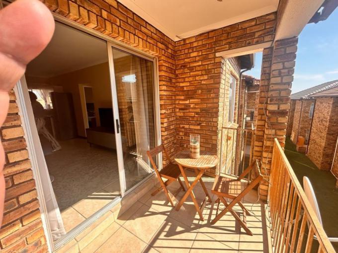 2 Bedroom Simplex for Sale For Sale in South Crest - MR681414