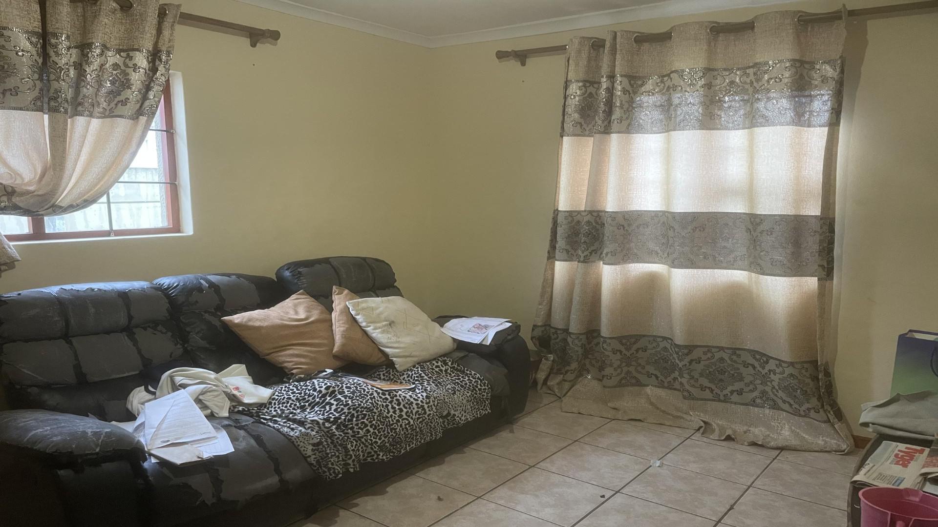 Lounges of property in Kuils River