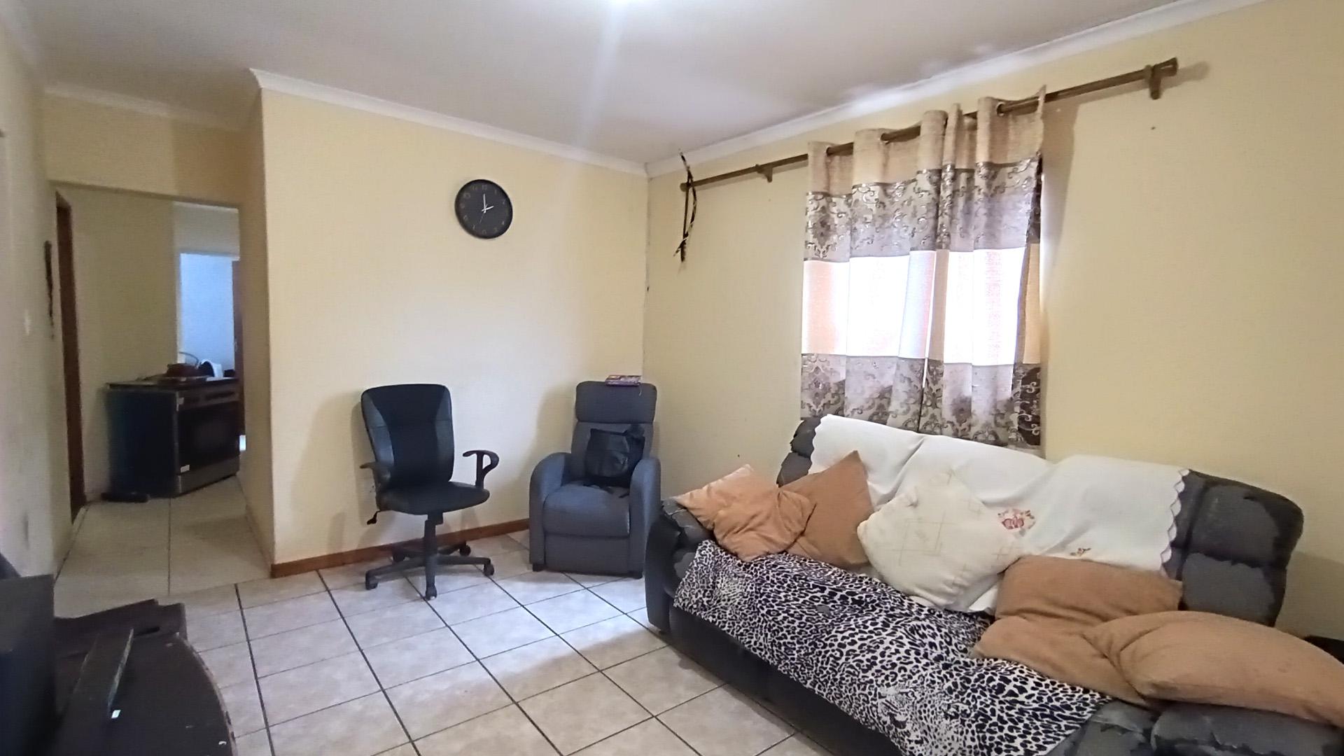 Lounges - 16 square meters of property in Kuils River
