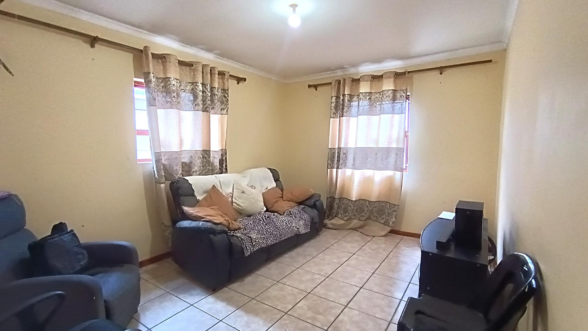 Lounges - 16 square meters of property in Kuils River
