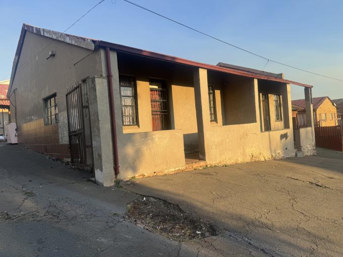 1 Bedroom Open Plan Bachelor/Studio Apartment to Rent in Newclare - Property to rent - MR681483