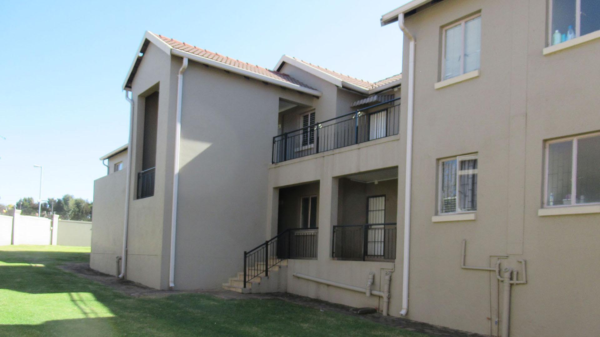 Front View of property in Willowbrook