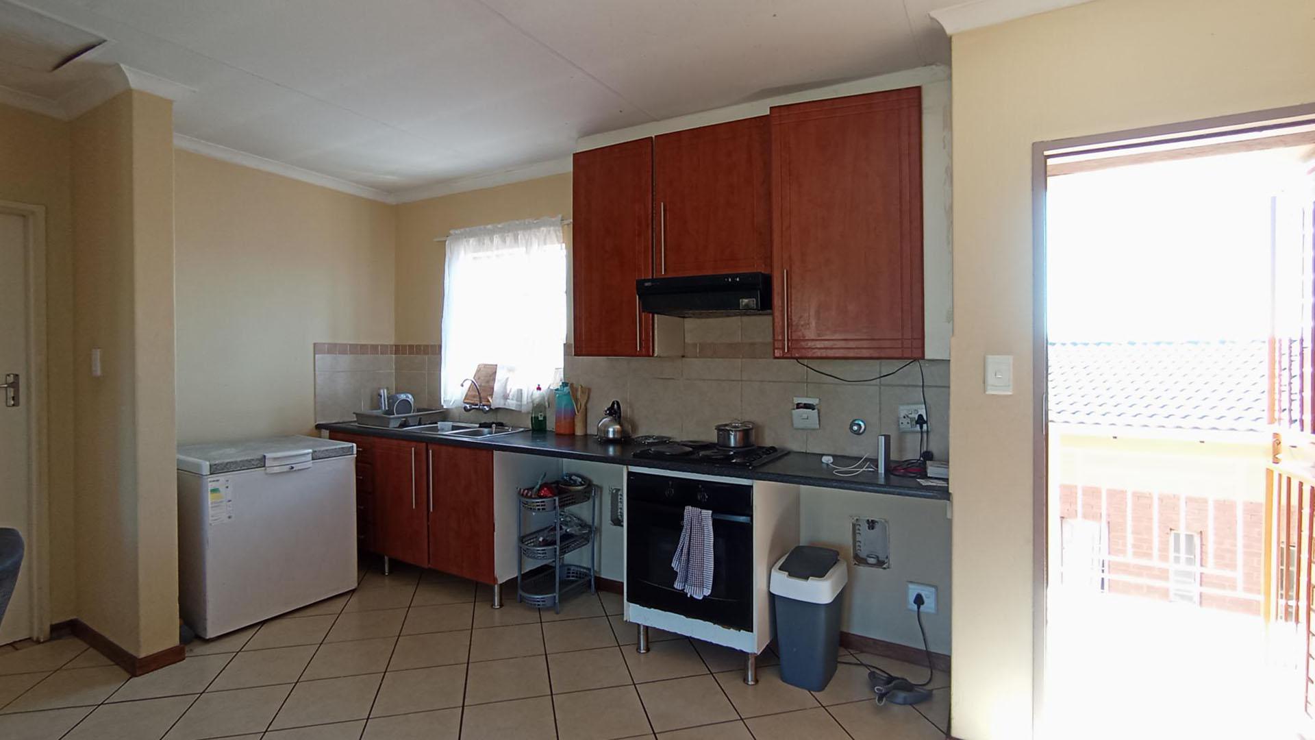 Kitchen - 14 square meters of property in Equestria
