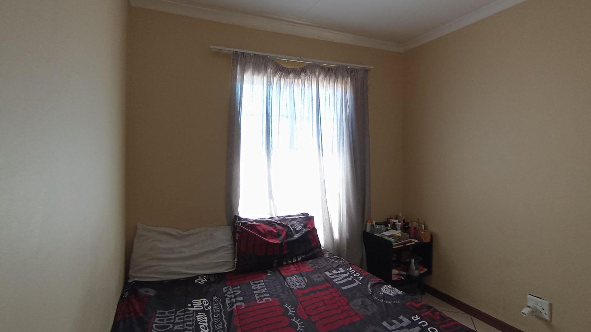 Bed Room 2 - 8 square meters of property in Equestria