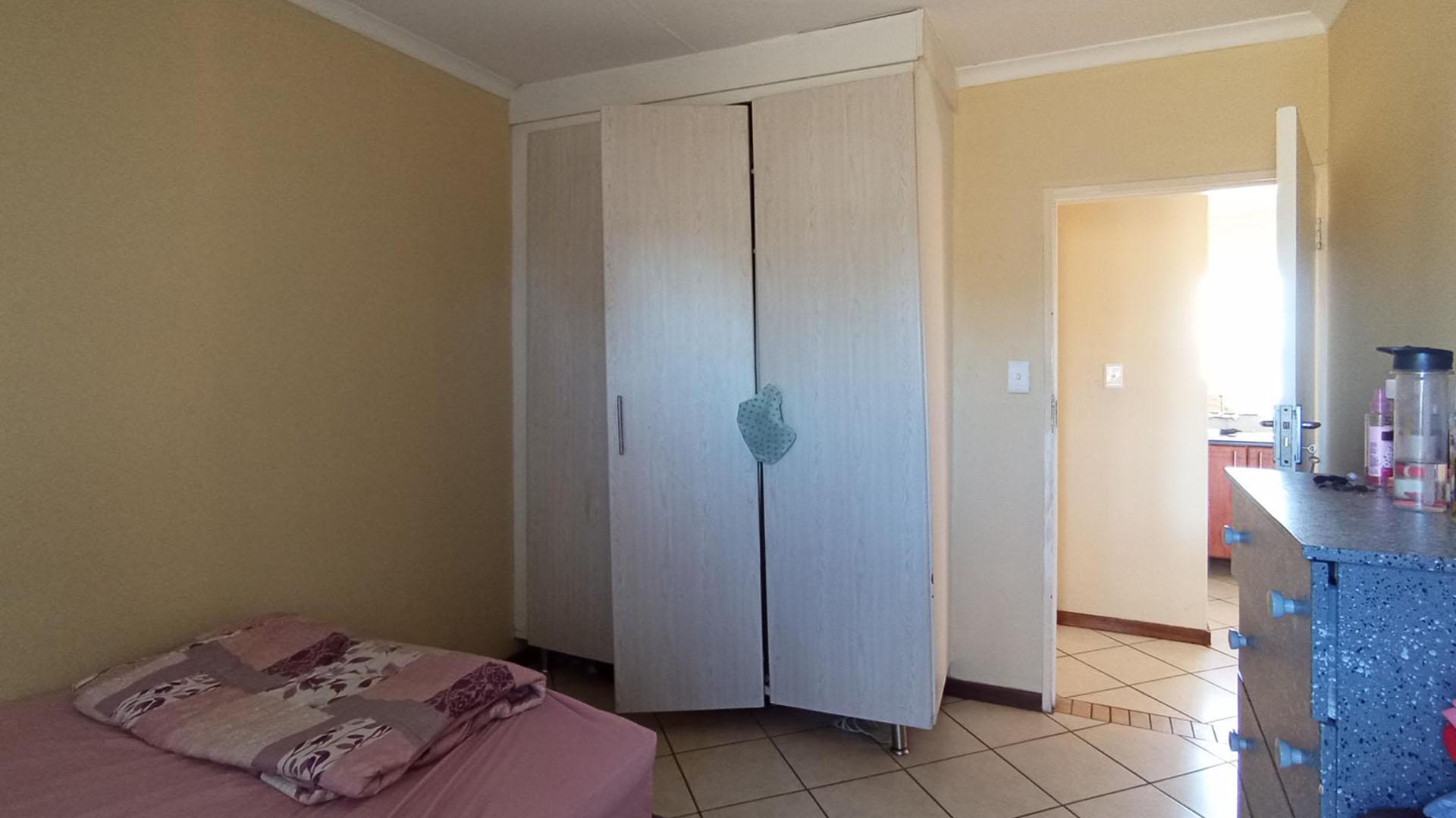 Bed Room 1 - 12 square meters of property in Equestria