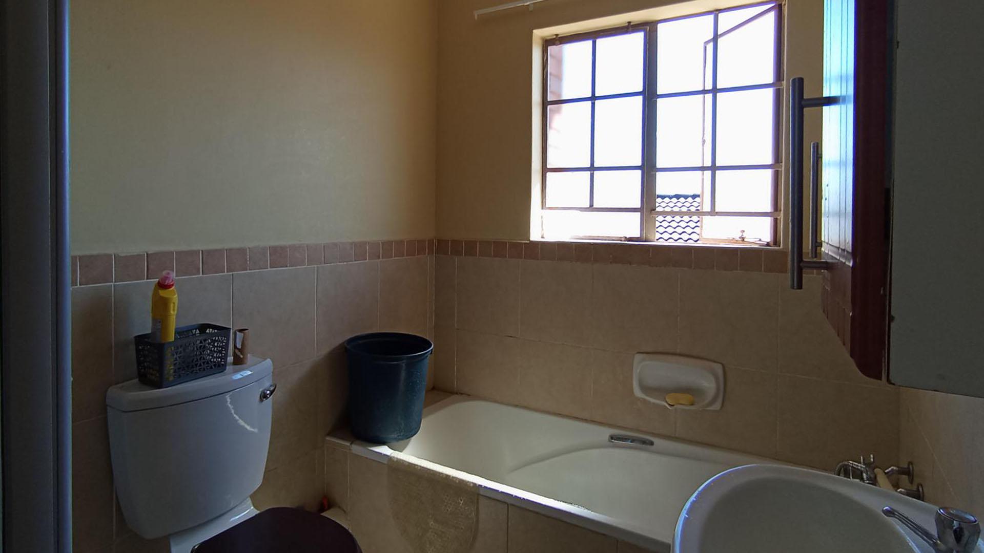 Bathroom 1 - 6 square meters of property in Equestria