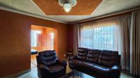 Lounges - 18 square meters of property in Kookrus