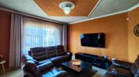 Lounges - 18 square meters of property in Kookrus