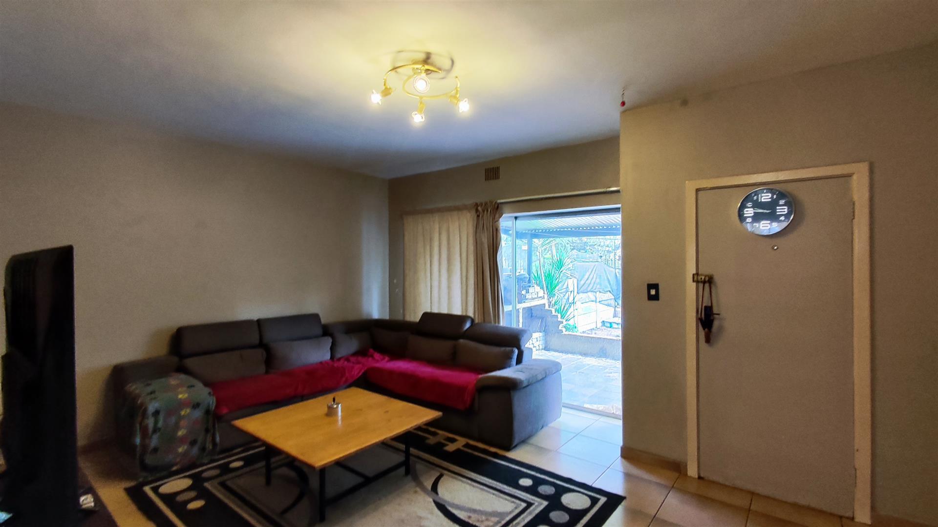 Lounges - 22 square meters of property in Rhodesfield