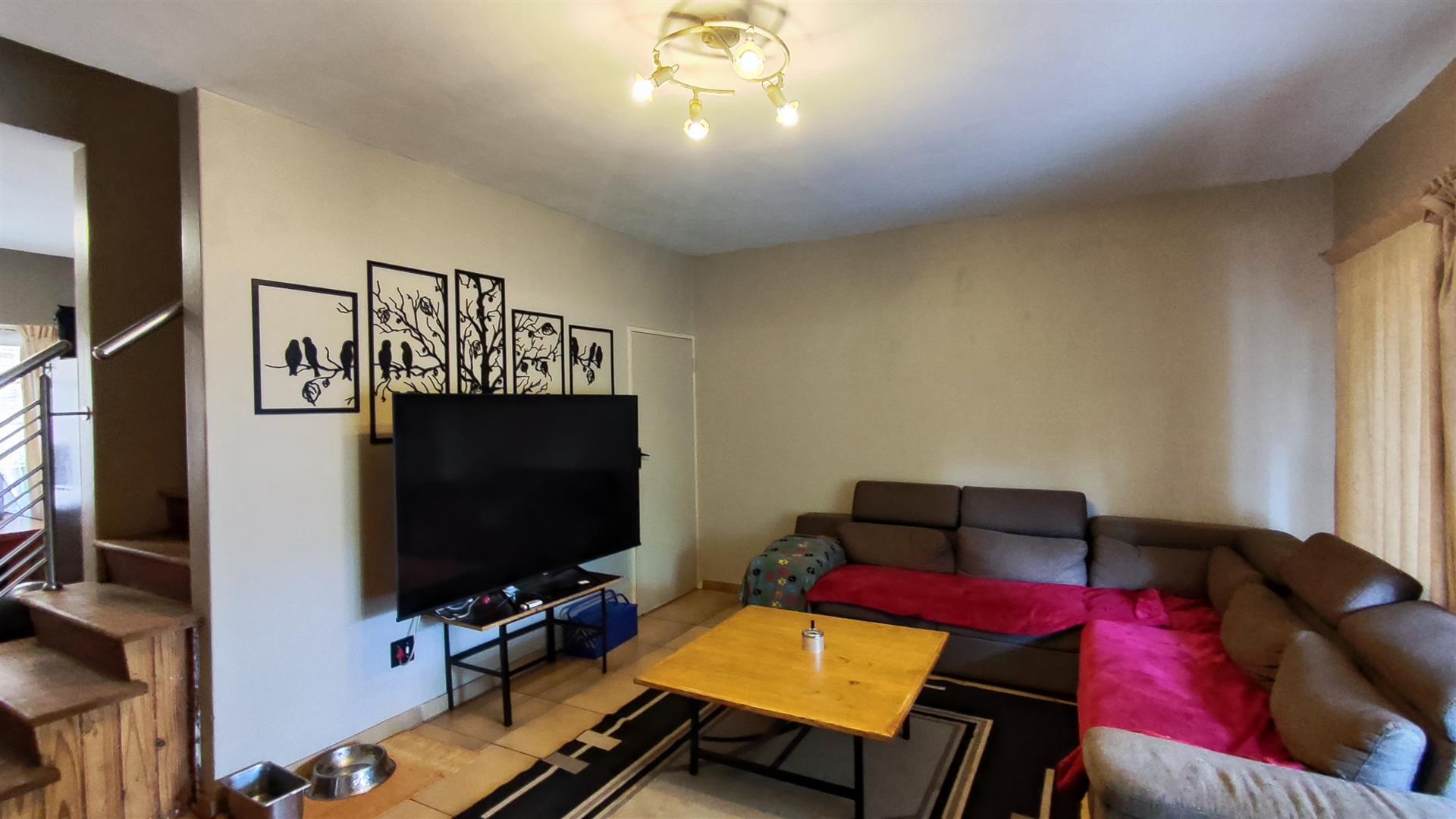 Lounges - 22 square meters of property in Rhodesfield