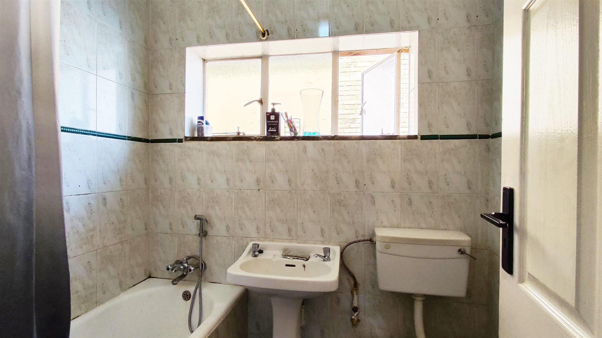 Bathroom 1 - 4 square meters of property in Rhodesfield