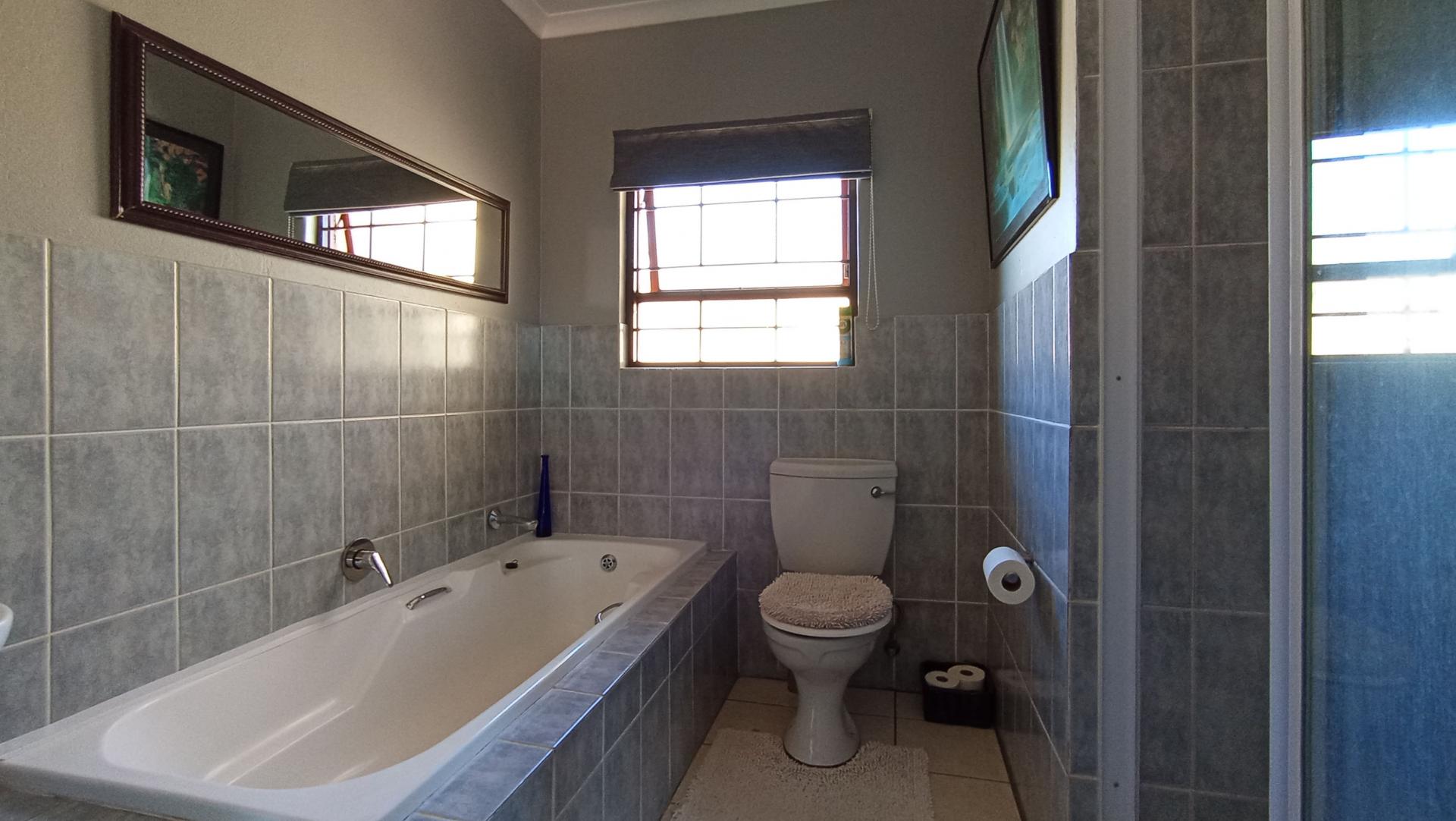 Main Bathroom - 5 square meters of property in Radiokop
