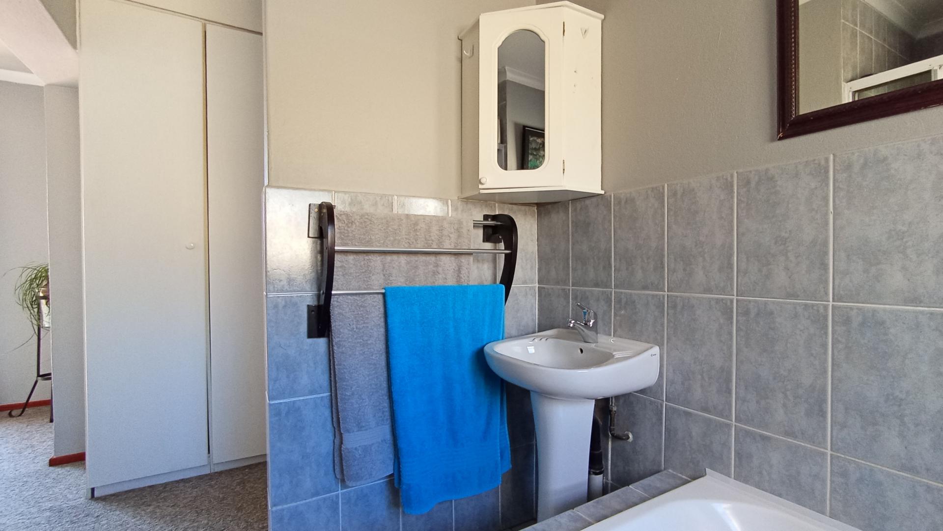 Main Bathroom - 5 square meters of property in Radiokop