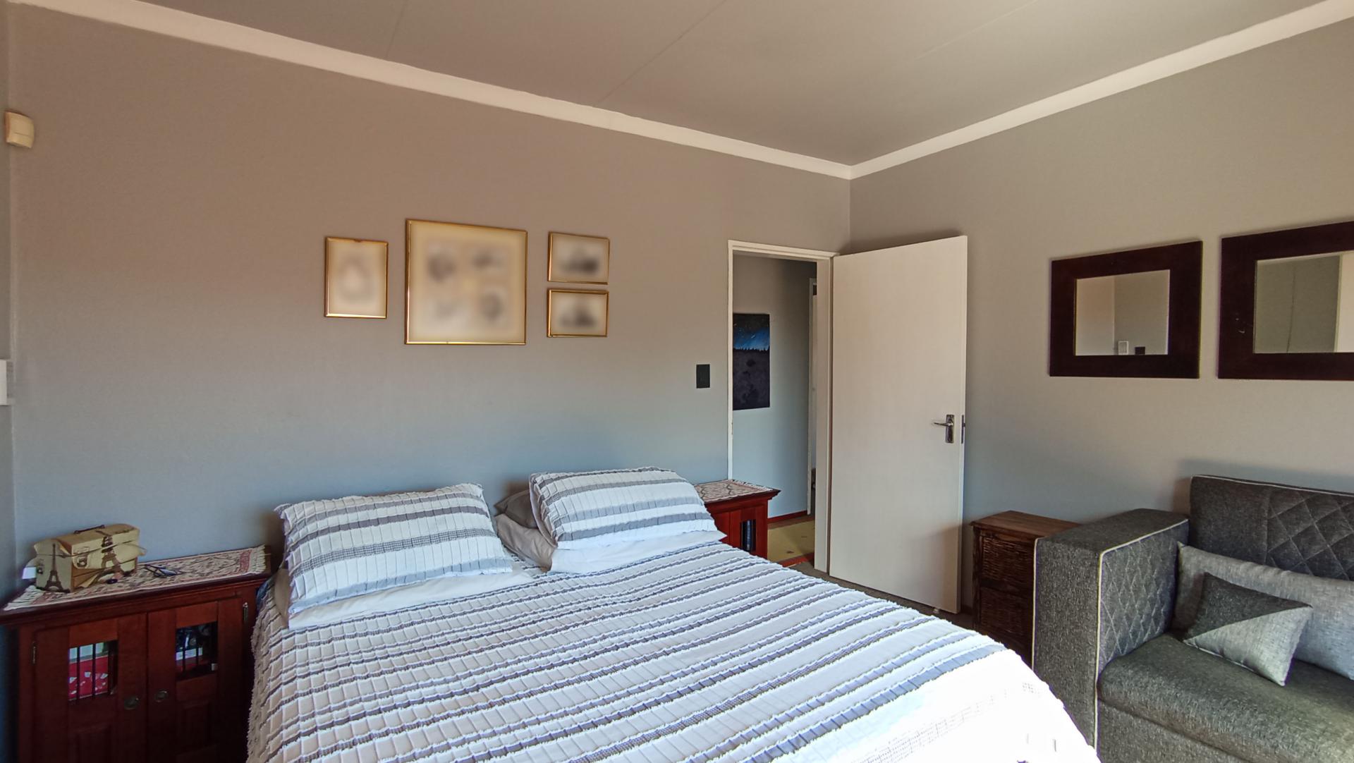 Main Bedroom - 19 square meters of property in Radiokop