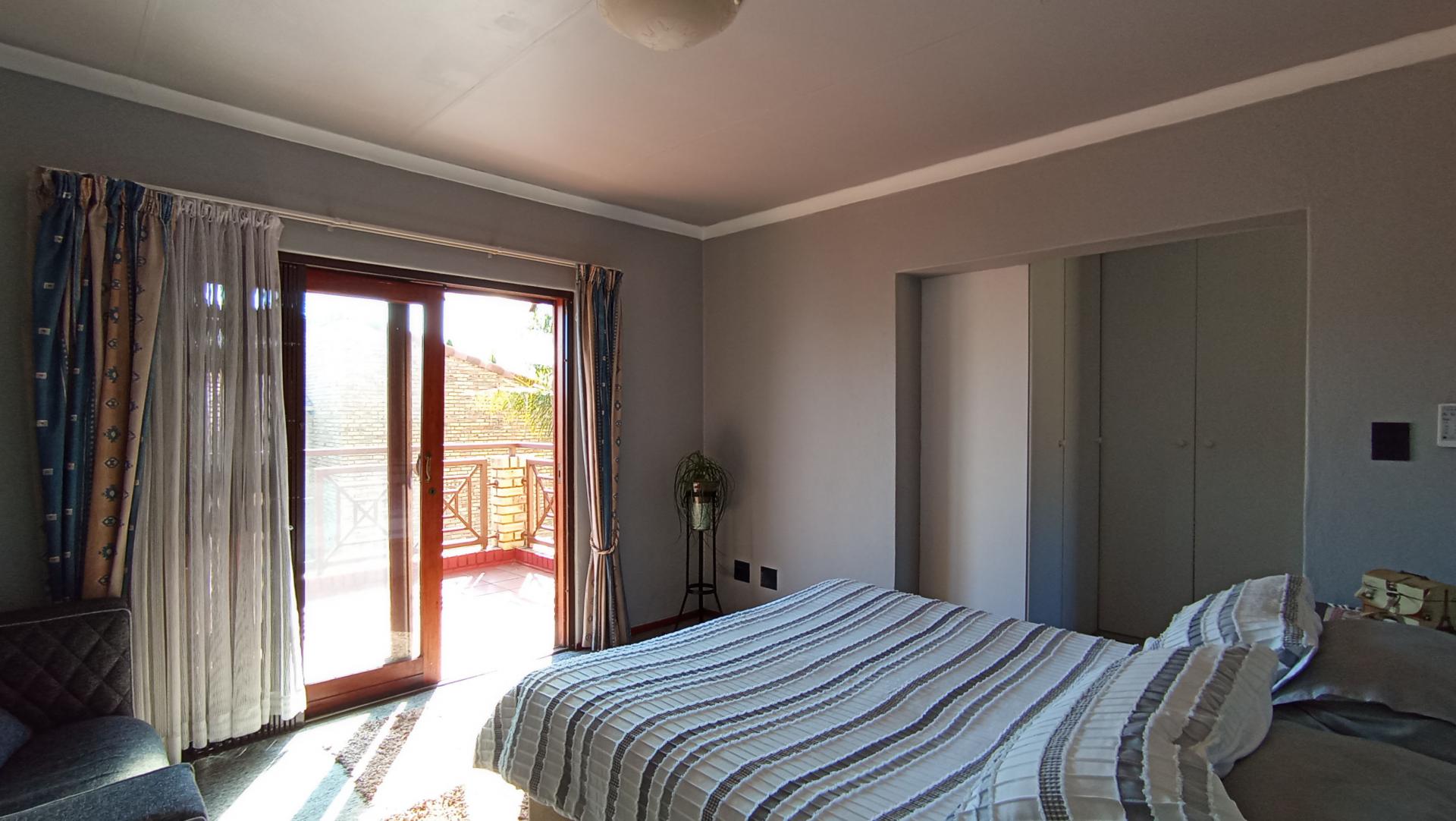 Main Bedroom - 19 square meters of property in Radiokop