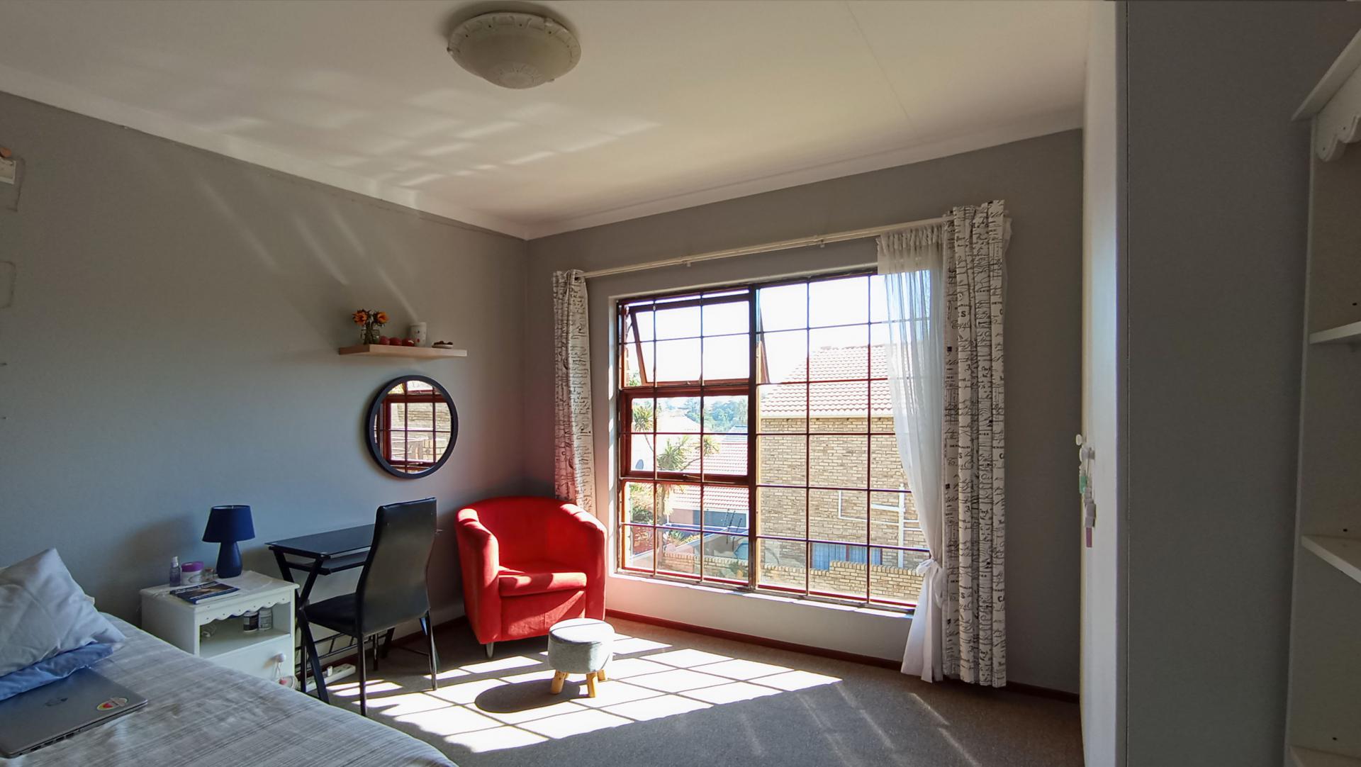 Bed Room 1 - 14 square meters of property in Radiokop