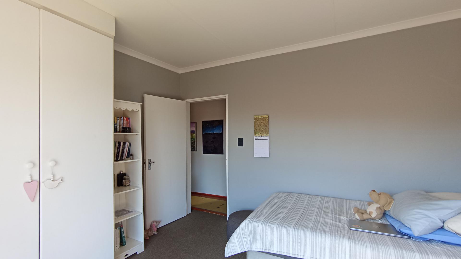 Bed Room 1 - 14 square meters of property in Radiokop