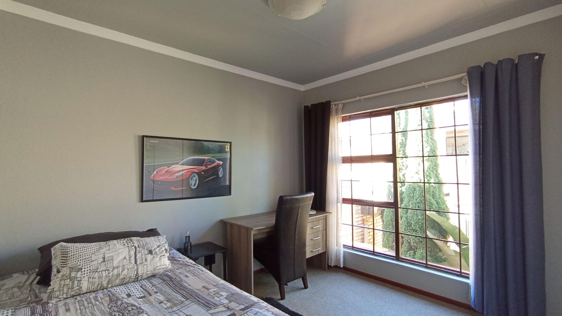 Bed Room 2 - 12 square meters of property in Radiokop