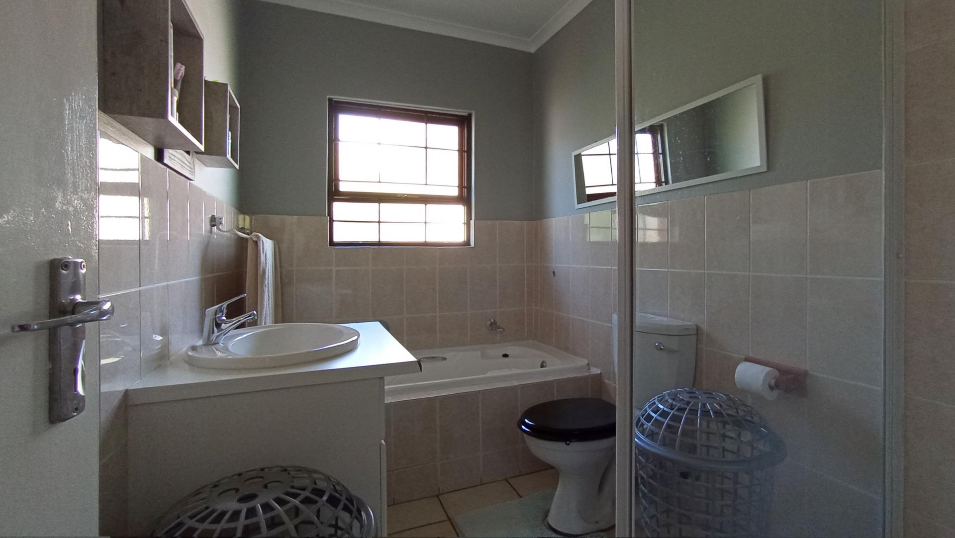 Bathroom 1 - 6 square meters of property in Radiokop