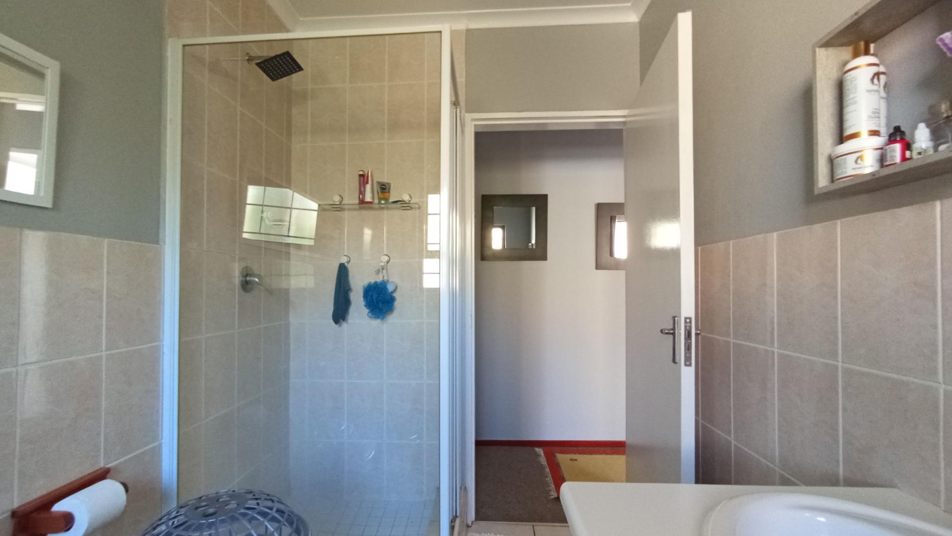 Bathroom 1 - 6 square meters of property in Radiokop