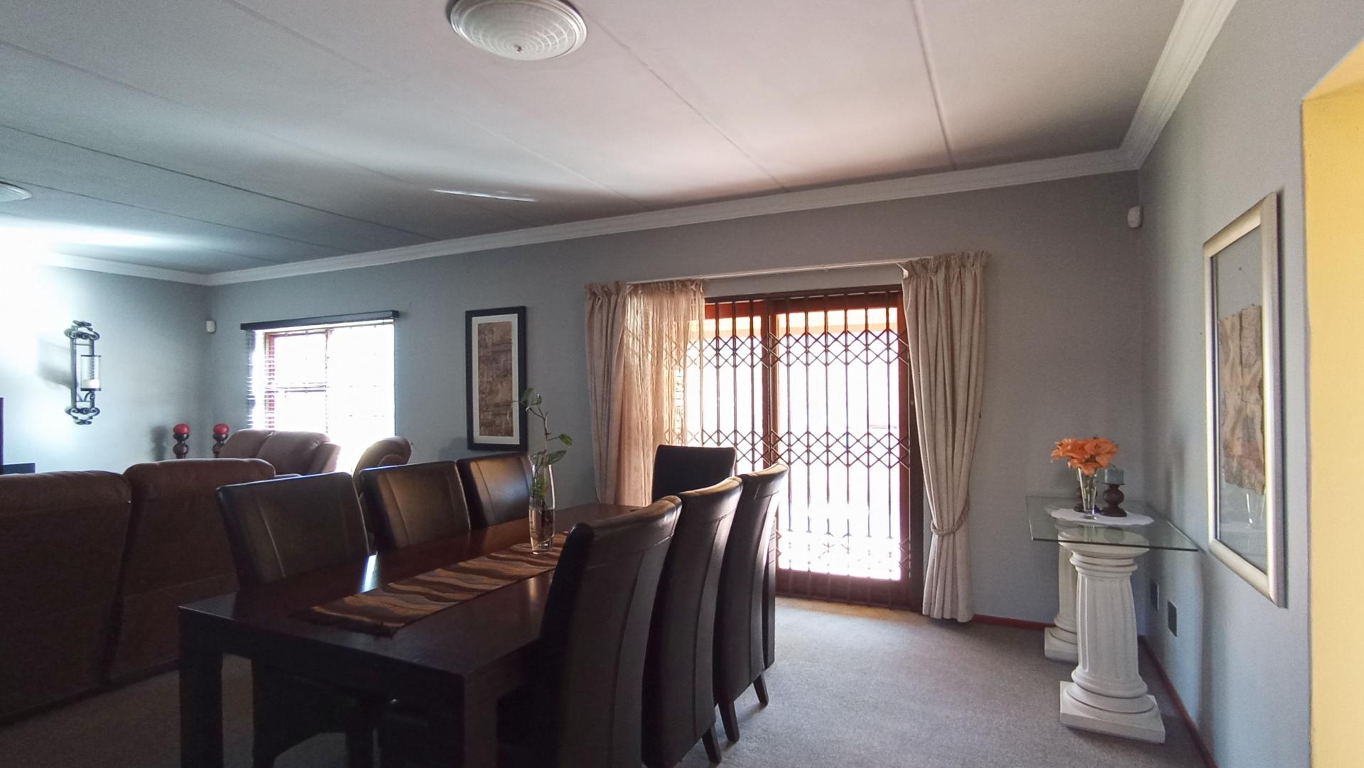 Dining Room - 19 square meters of property in Radiokop