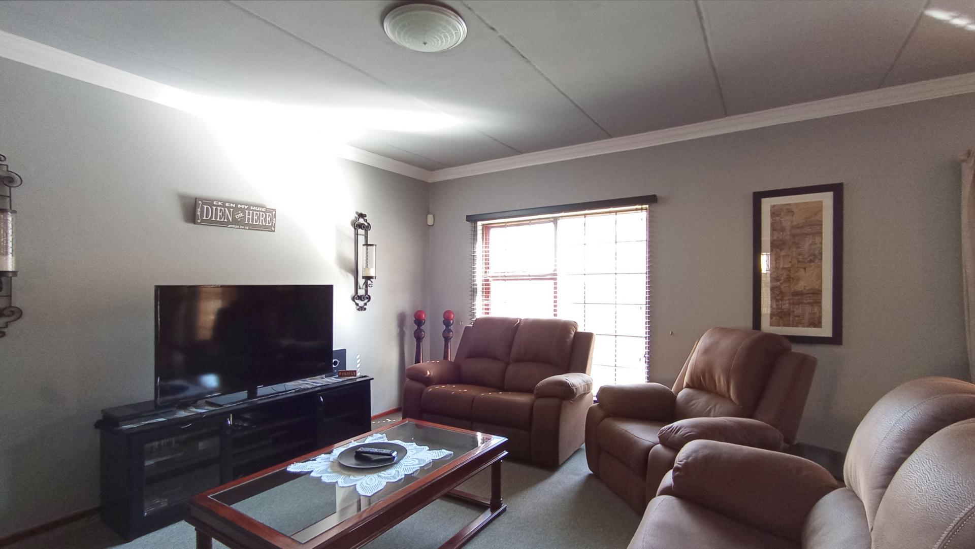 Lounges - 21 square meters of property in Radiokop