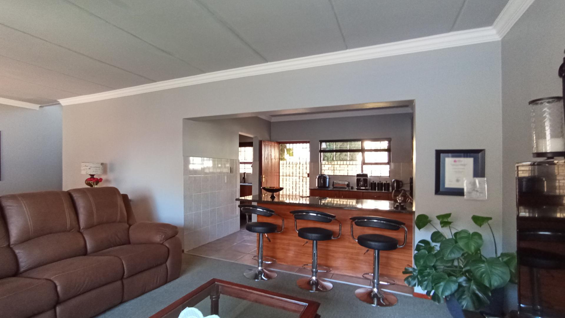 Lounges - 21 square meters of property in Radiokop