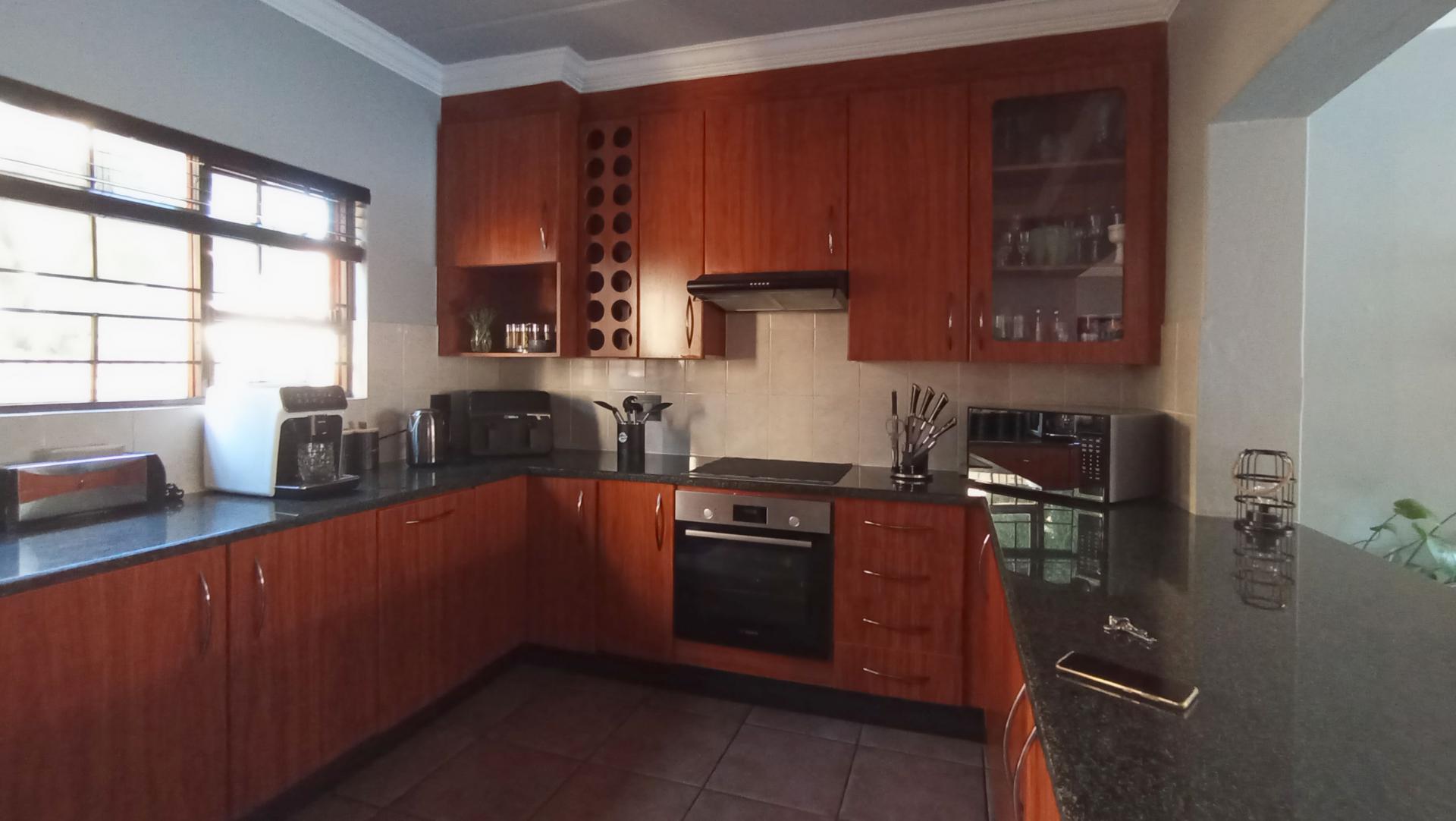 Kitchen - 12 square meters of property in Radiokop