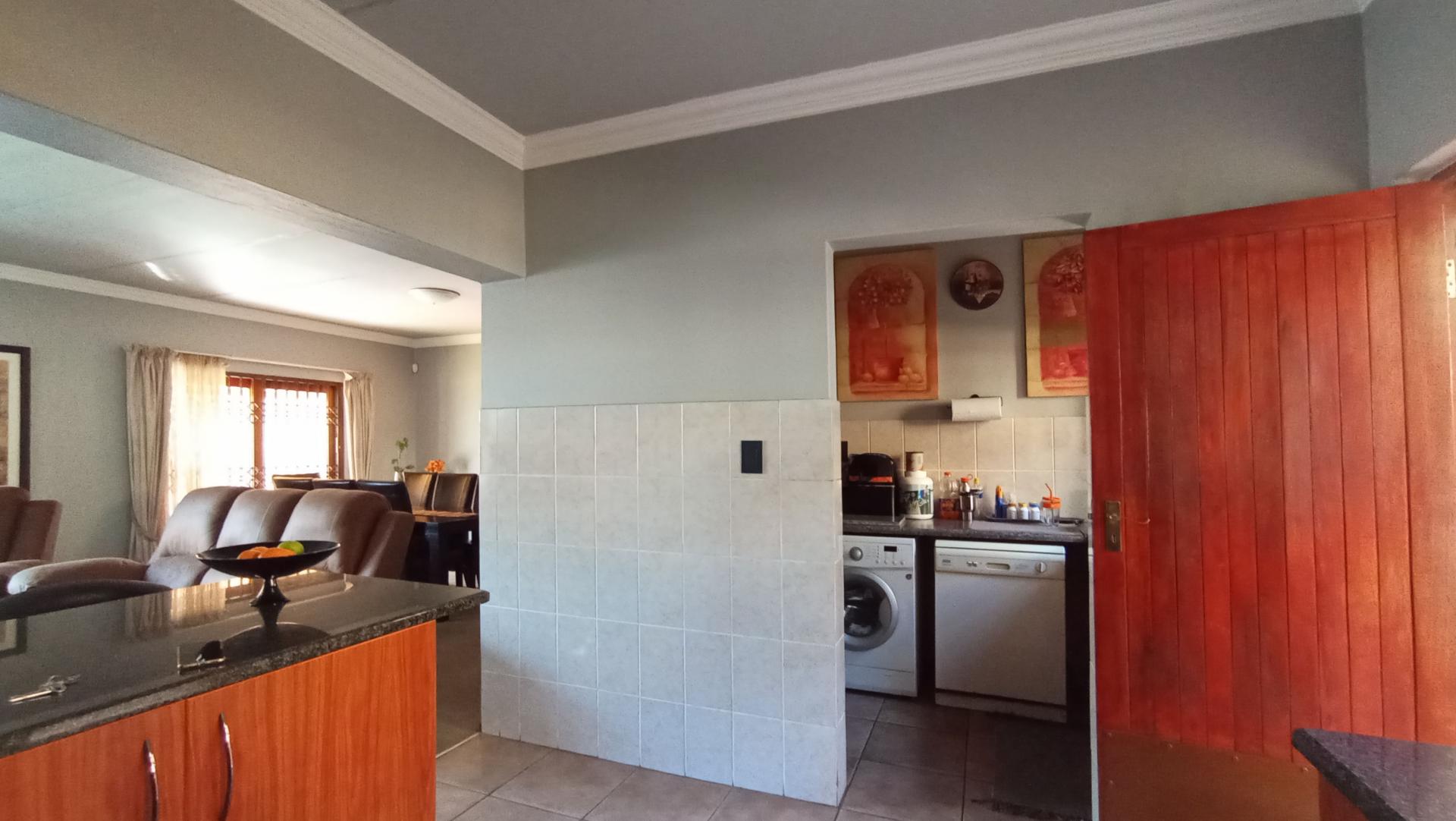 Kitchen - 12 square meters of property in Radiokop