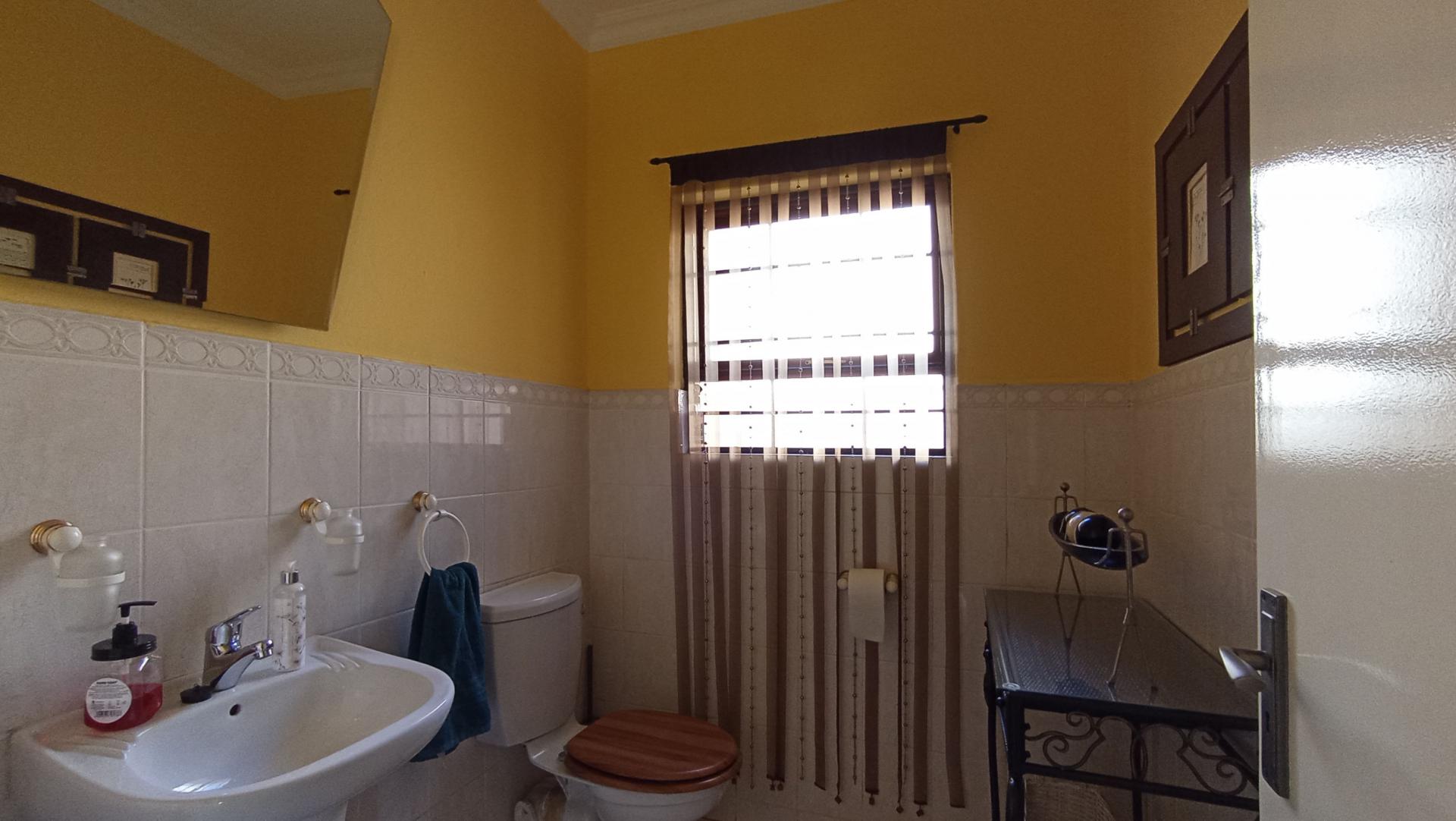 Guest Toilet - 4 square meters of property in Radiokop