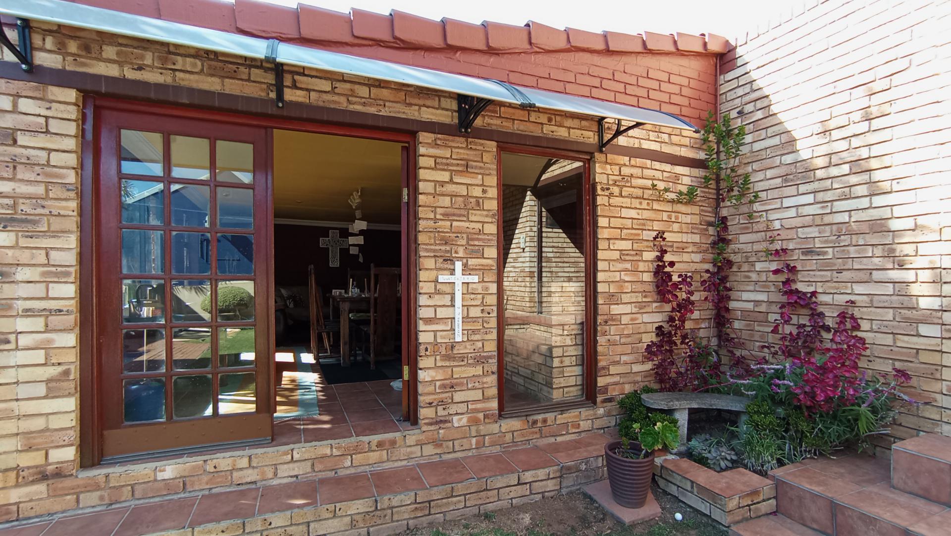 Front View of property in Radiokop
