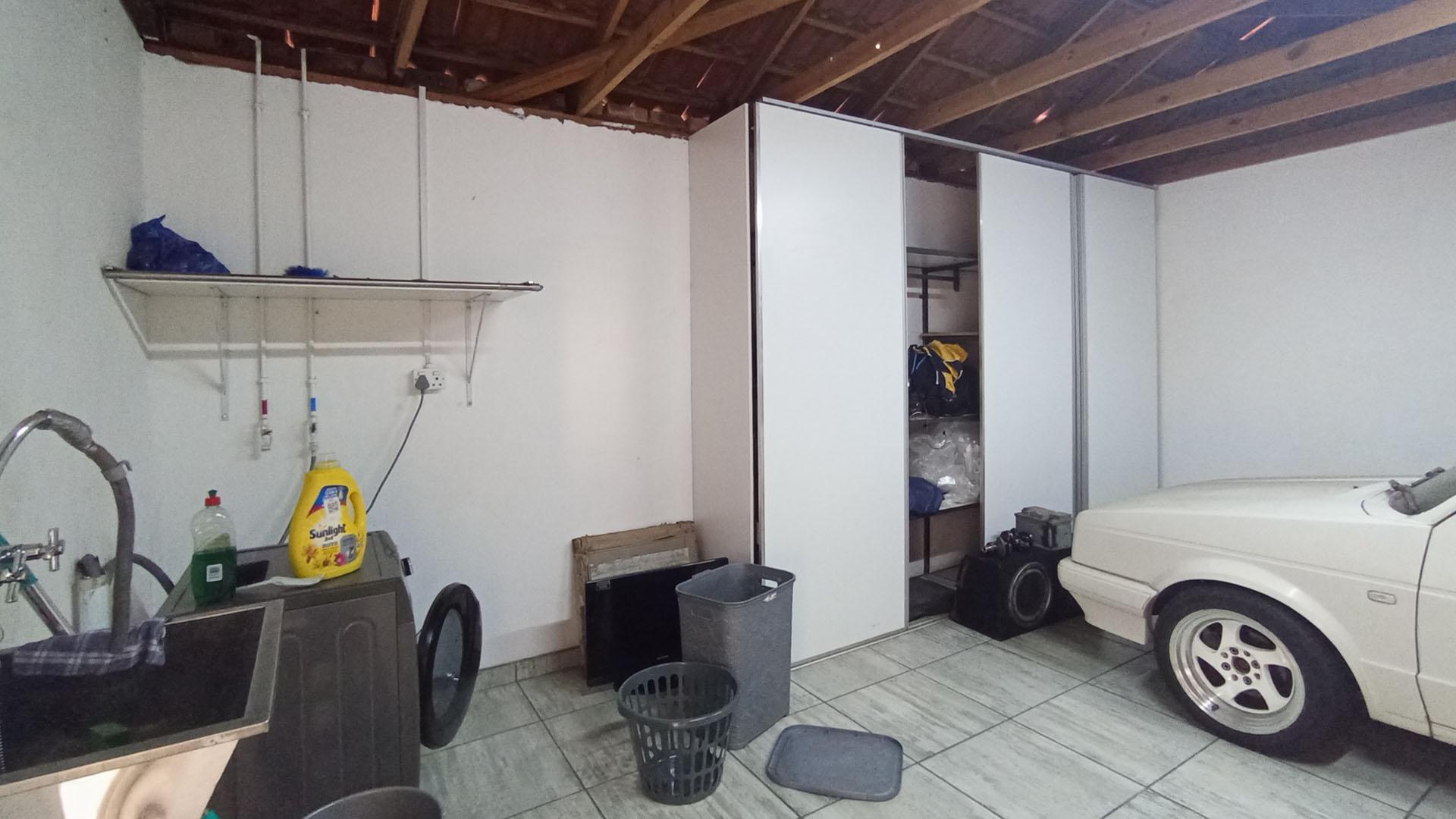 Garage - 31 square meters of property in Willow Park Manor