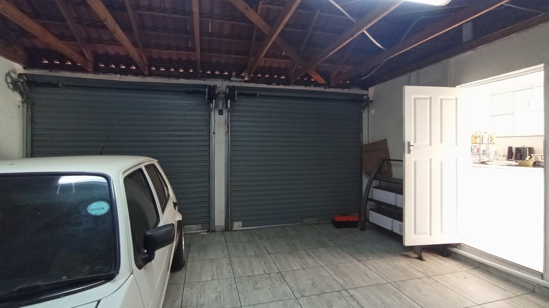 Garage - 31 square meters of property in Willow Park Manor