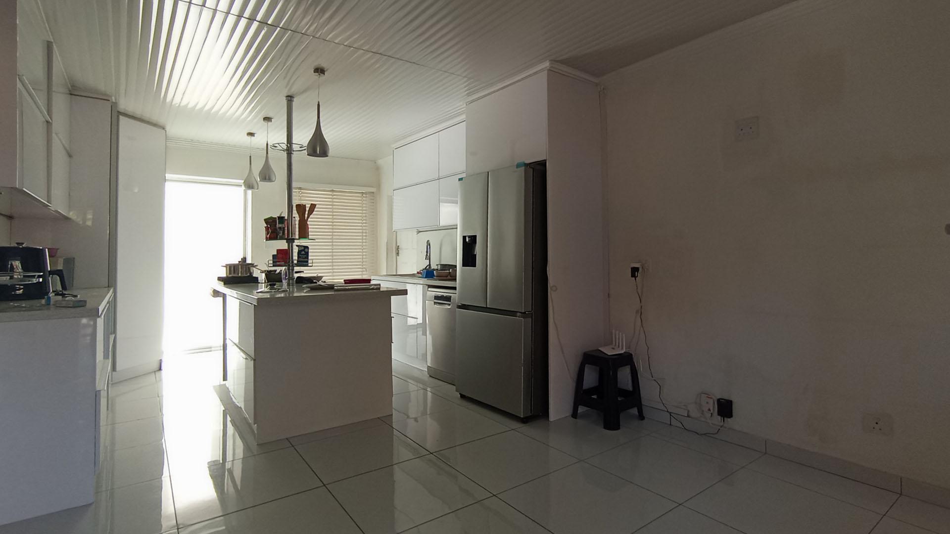 Lounges - 19 square meters of property in Willow Park Manor