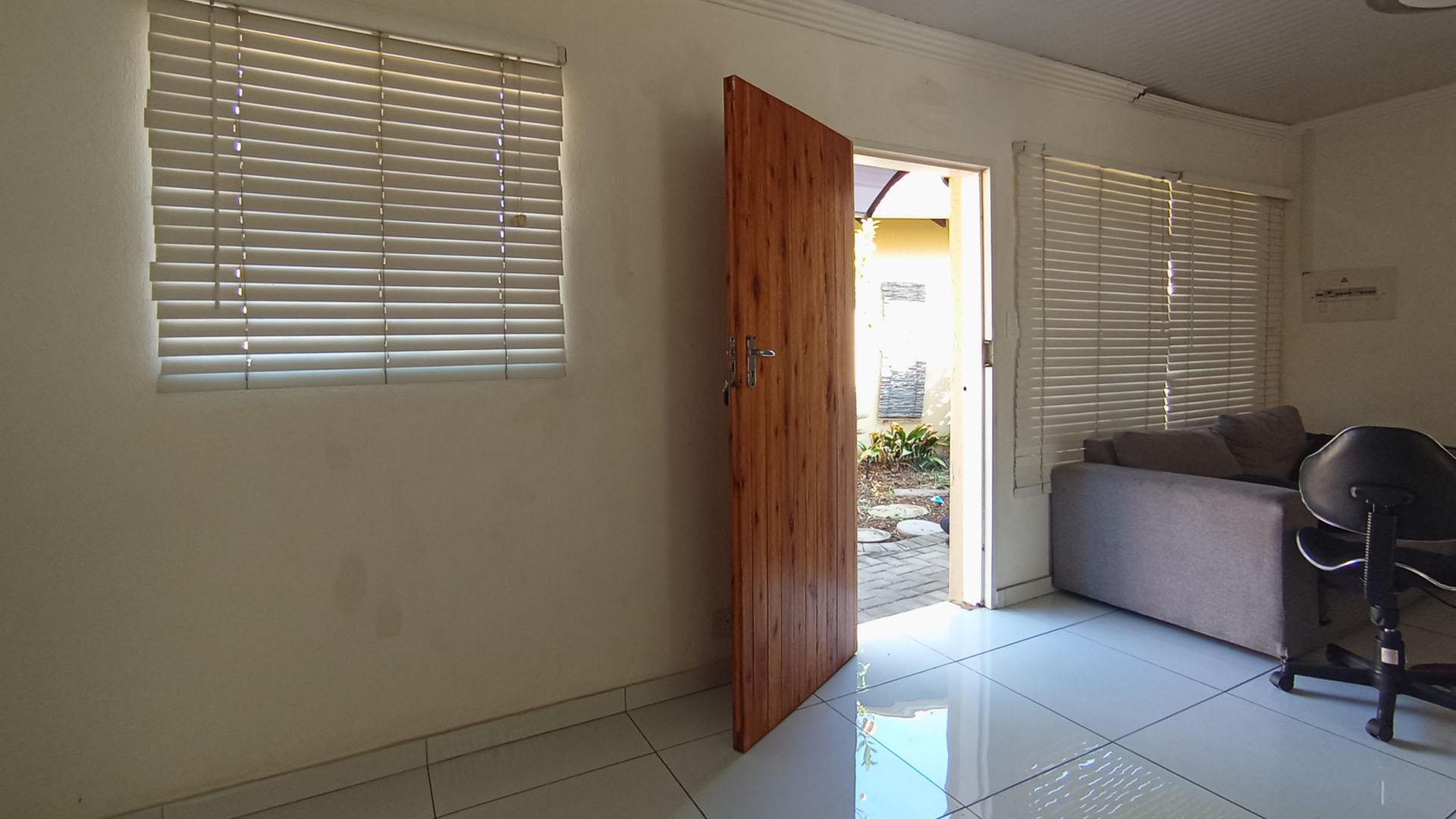 Lounges - 19 square meters of property in Willow Park Manor