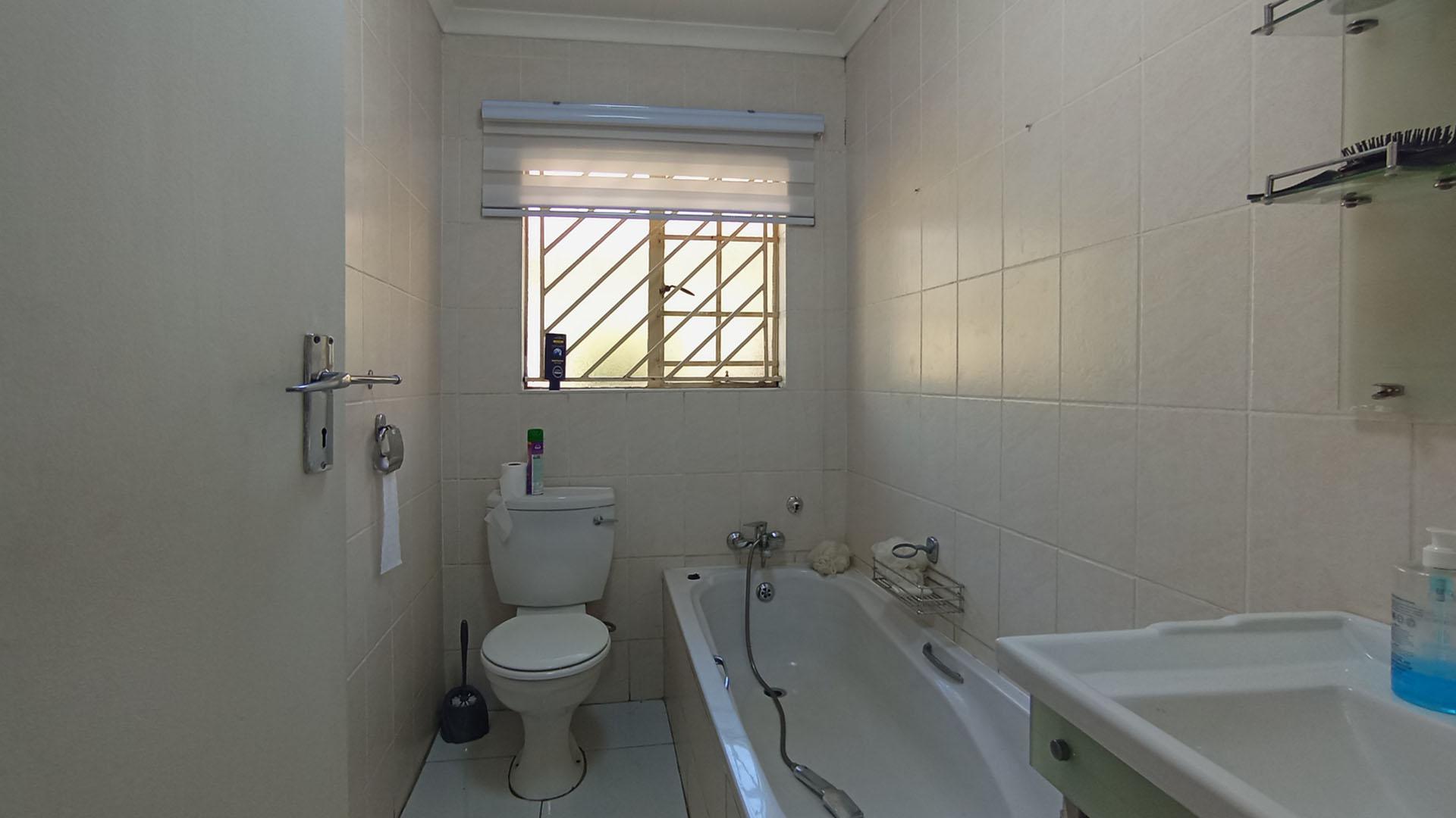 Bathroom 1 - 4 square meters of property in Willow Park Manor