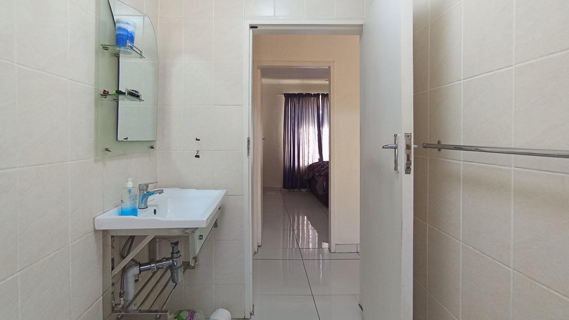 Bathroom 1 - 4 square meters of property in Willow Park Manor